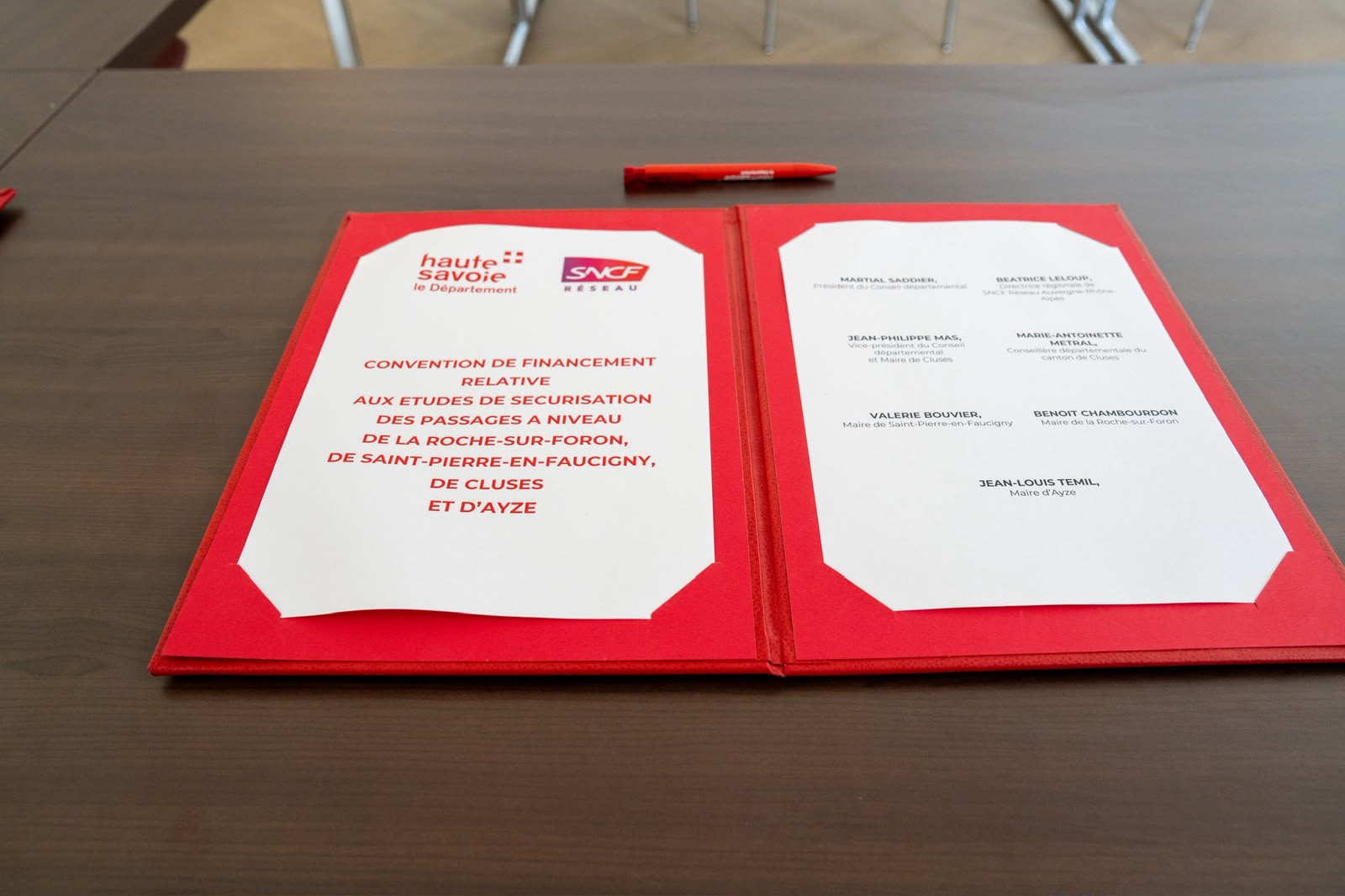 Le Conseil départemental et SNCF Réseau ont signé une convention pour la
sécurisation de 4 passages à niveau de la vallée de l’Arve